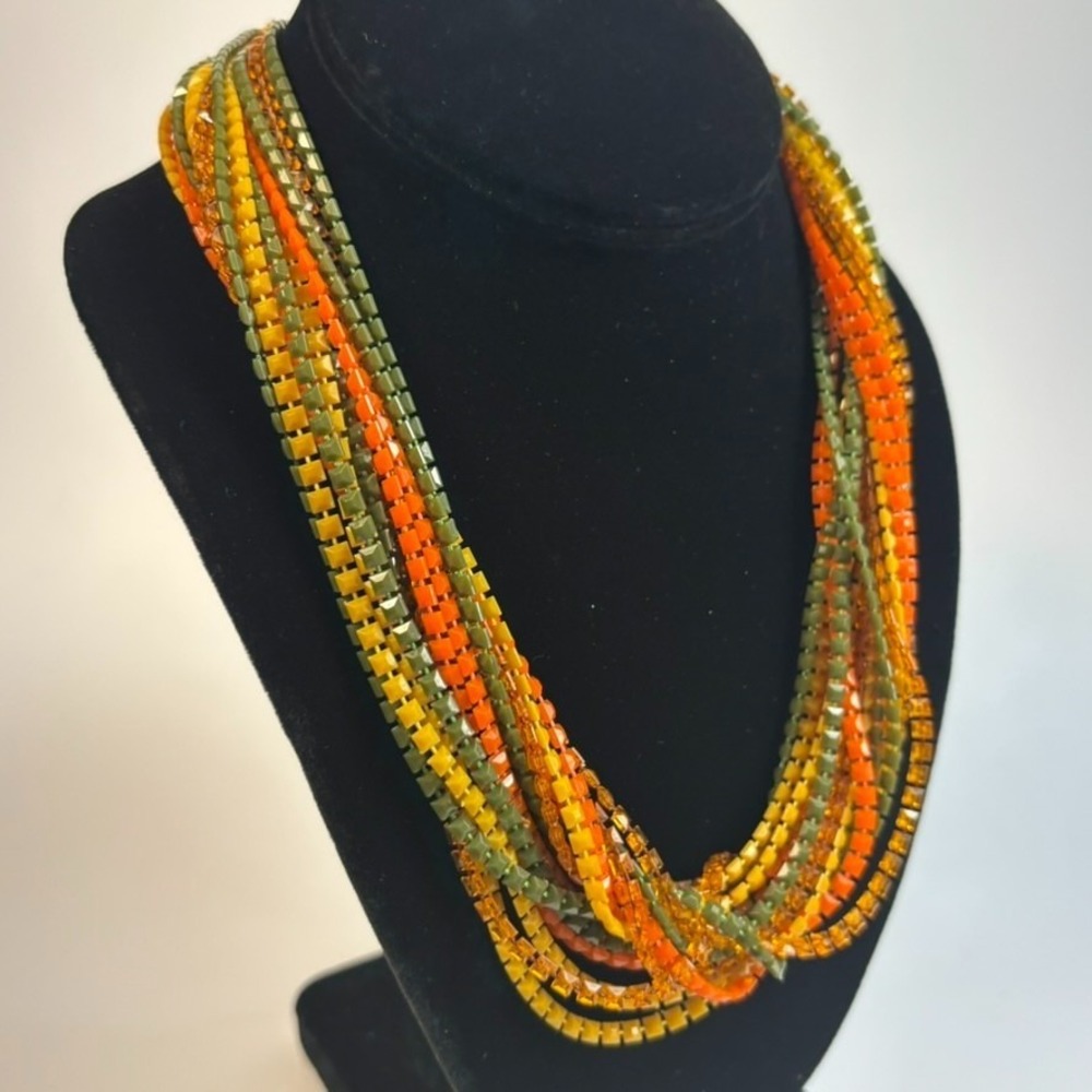 Vintage Necklace Vibrant Pressed Plastic Intricate Clasp Unique Retro Piece‎ - Picture 4 of 9